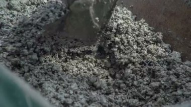 Çapanın yardımıyla el arabasında su ile beton karıştırıcı sürüyorum..