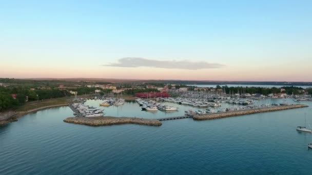 Fridfull Marina Stad Den Kroatiska Kusten — Stockvideo