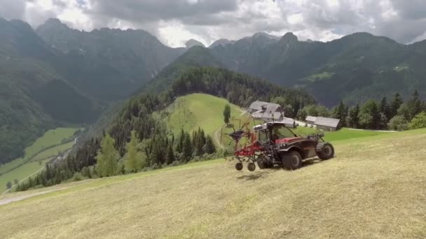 Ciągnik Stoi Wzgórzu Powoli Zaczyna Się Cofać Słoneczny Letni Dzień — Wideo stockowe