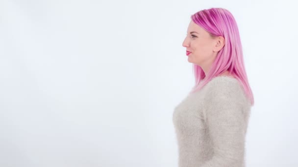 美丽的年轻女子与粉红头发吃孤立在白色的镜头 — 图库视频影像