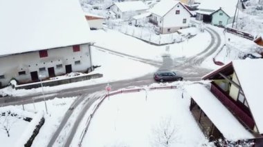 Bir araba karlı bir yolda dönüyor. Havadan ateş. Bu köyde kış zamanı..