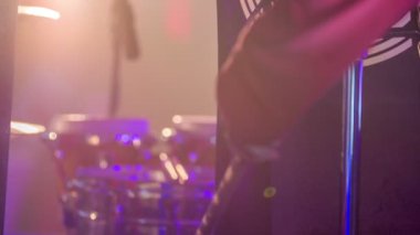 Zalec, Slovenya - 1. Aralık 2017 Bir müzisyen bir müzik performansı sırasında bir davul sopa ile metal atık varil beceriyor.