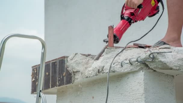 Člověk Pomalu Kousek Kousku Demoluje Pevnou Betonovou Konstrukci Betonovým Demoličním — Stock video