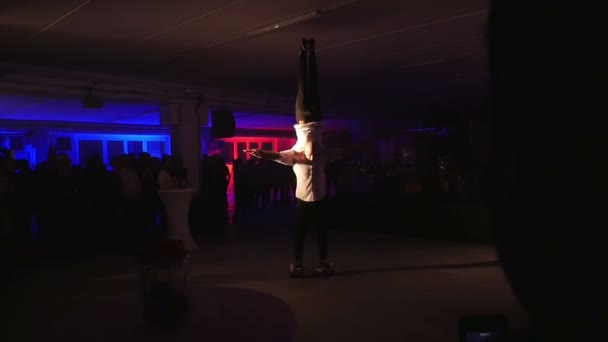 Zalec Slovenia December 2017 Two Young Guys Performing Acrobatic Act — Stock Video