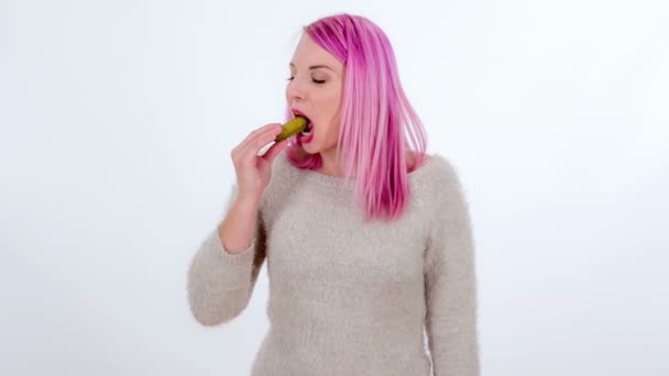 분홍색 머리를 아름다운 혼자서 흰색으로 식사하는 — 비디오