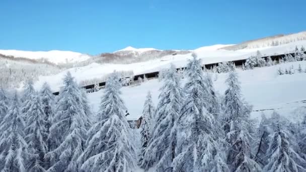 Dağlarda Birkaç Yalnız Çiftlik Var Kış Zamanı Yılın Zamanında Çok — Stok video