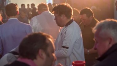 Zalec, Slovenya - 1. Aralık 2017 Etkinlikteki ziyaretçiler takılır, birbirleriyle konuşurlar ve yemek yemekten keyif alabiliyorlar. Oda kalabalık görünüyor..