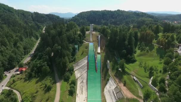 Twee Geweldige Skisprongen Gelegen Een Heuvel Klaar Voor Actieve Extreme — Stockvideo