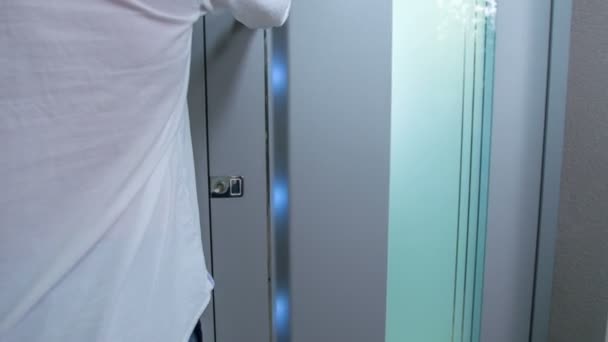店内の高級ドアをテストする男のクローズアップ映像 — ストック動画