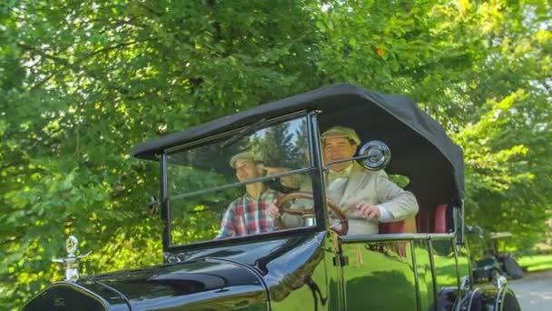 Een Chauffeur Een Oldtimers Zwakt Naar Iets Hij Neemt Ook — Stockvideo