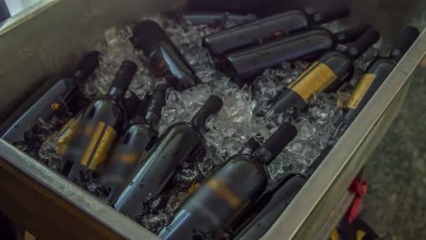 Beaucoup Bouteilles Vin Rouge Premium Stockées Dans Récipient Métal Rempli — Video