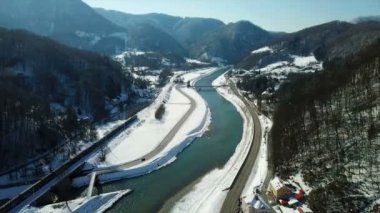 Tepelerin arasında güzel bir Savinja nehri akıyor. Kış zamanı. Manzara harika. Havadan çekim.