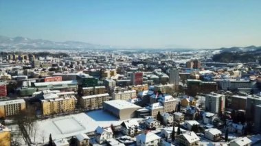 Kışın Celje şehrinin bir görünümü. Gökyüzü açık olmasına rağmen, hava çok soğuk.