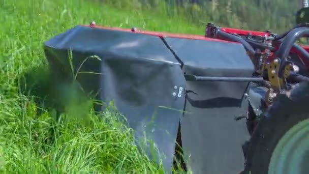 Een Tractor Rijdt Bergopwaarts Met Gras Snijmachines Het Gras Snijden — Stockvideo