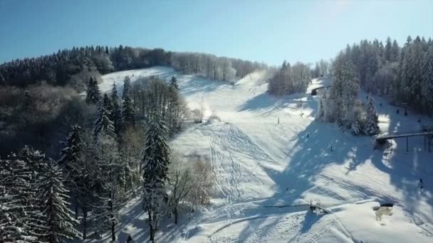 山上有很多雪 孩子们可以在这里享受滑雪和雪橇等冬季活动 空中拍摄 — 图库视频影像