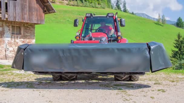 Tractor Está Parado Maquinaria Corte Césped Está Desarrollando Lentamente — Vídeo de stock