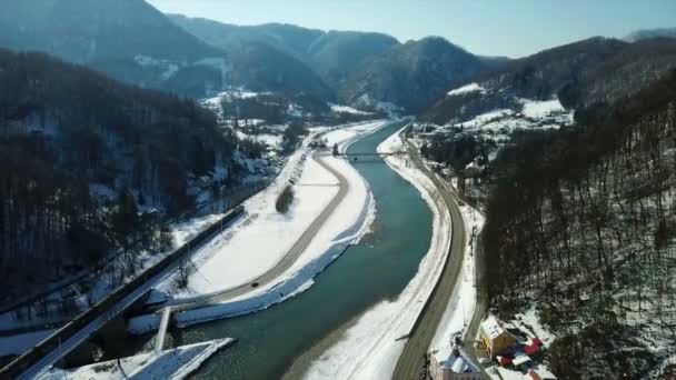 サヴィーニャの美しい川が丘の間を流れている 冬の時間だ風景は素晴らしいです 航空写真 — ストック動画