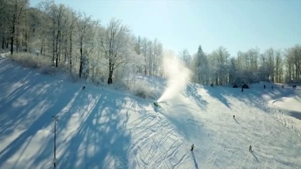 现在是冬天 孩子们喜欢滑雪 喜欢和家人一起在户外度过时光 空中拍摄 — 图库视频影像