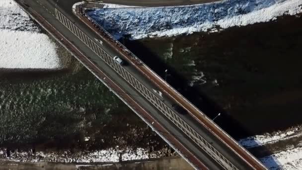 Veículos Atravessam Ponte Dirigem Para Outro Lado Rio Savinja — Vídeo de Stock