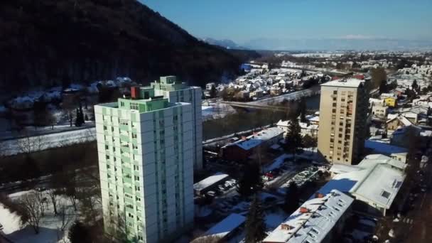 スロベニアのセルジェの川の隣にアパートの建物がいくつかあります 冬の時間だ航空写真 — ストック動画