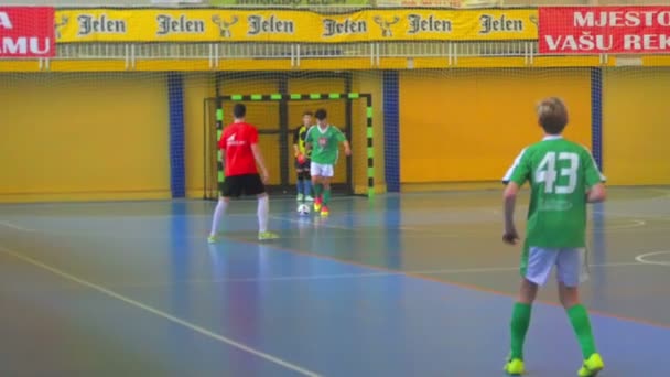 Tonåringar Spelar Fotboll Ett Skolgym Ett Lag Bär Gröna Uniformer — Stockvideo