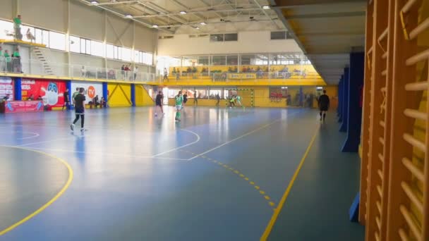 Een Voetbalwedstrijd Tussen Twee Teams Gaande Deze Sportschool Het Publiek — Stockvideo