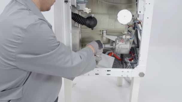 Ремонтник Использует Отвертку Другие Инструменты Починить Стиральную Машину Сушилку — стоковое видео