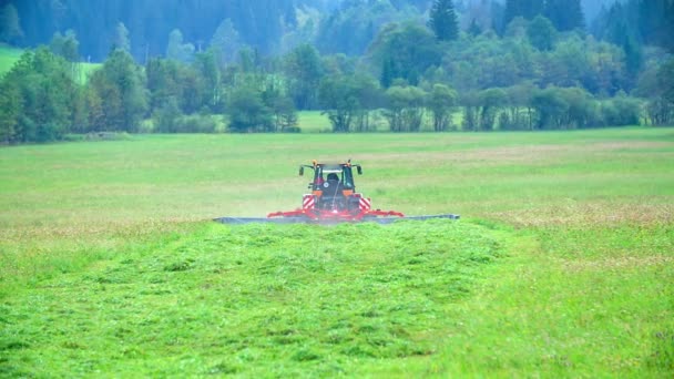 Een Trekker Trekt Een Grote Gras Snijmachines Erachter Het Het — Stockvideo