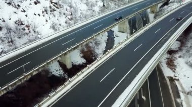 Cras bir otoyolda gerçekten hızlı sürüş vardır. Slovenya'da soğuk bir kış günü ve doğa karla kaplı..