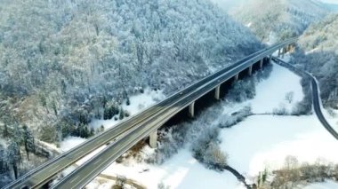 Büyük bir tepenin yanında bir otoyol var. Kış zamanı. Doğa yılın bu zamanında güzel görünüyor.