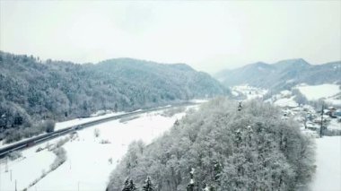 Slovenya'da kışın sisli bir gün. Vadi ve doğa karla kaplıdır. Havadan ateş. Hava sisli ve bulutlu.