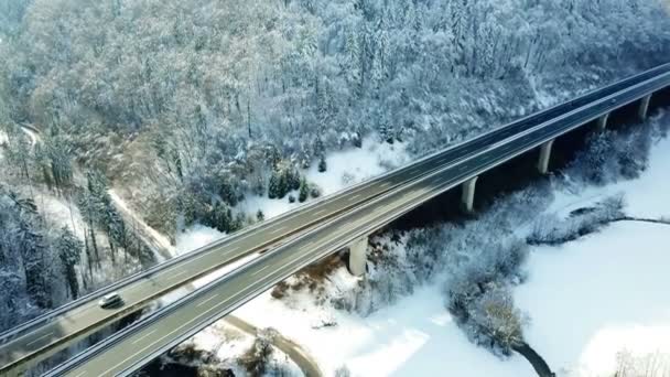 Autostrada Dzieli Się Dwie Oddzielne Części Które Prowadzą Dwóch Tuneli — Wideo stockowe