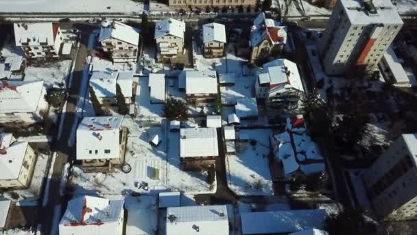 屋根は雪で覆われている スロベニアの町の冬の時間です 航空写真 — ストック動画