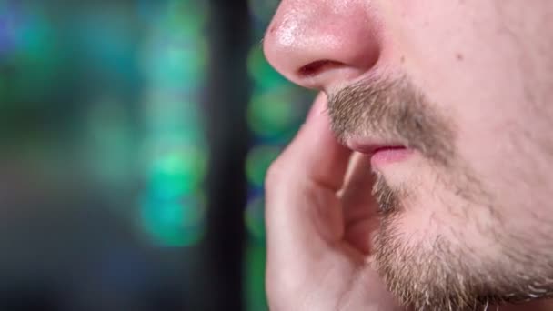 Een Man Controleert Zijn Baard Hoeveel Het Gegroeid Close Shot — Stockvideo
