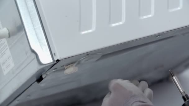 Homme Commencer Réparer Une Machine Laver Utilise Une Perceuse Pour — Video