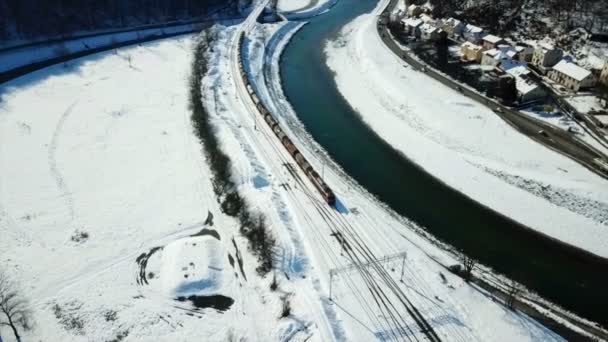 一列火车在铁轨上行驶 正驶向塞尔杰镇的火车站 现在是冬天 空中拍摄 — 图库视频影像