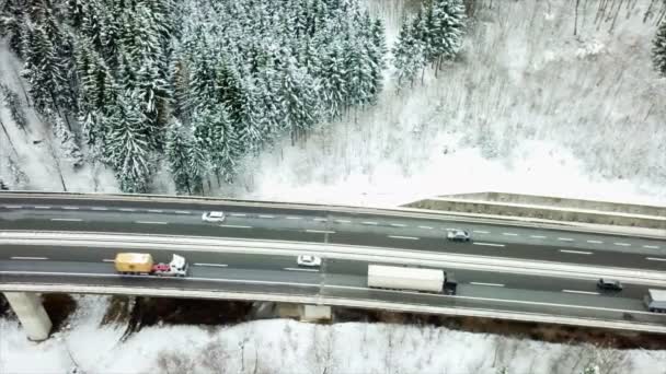 車両は両方向に運転しています 空中ショット 冬の時間で自然は雪で覆われている — ストック動画