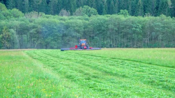 Ein Traktor Fährt Von Einer Seite Des Rasenfeldes Zur Anderen — Stockvideo