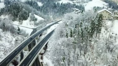 Her iki yöne giden iki otoyol. Slovenya'da soğuk bir kış günü. Havadan çekim.
