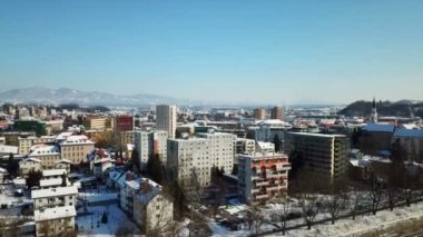 Slovenya'da küçük bir kasaba Celje güzel bir görünüm. Gün güneşli olsa da, kış zamanı.