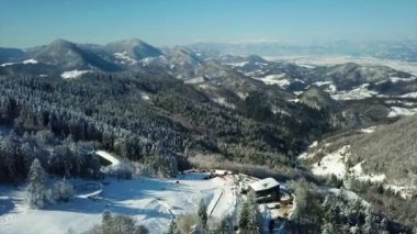 Kış zamanı. Havadan ateş. Gün güneşli ve insanlar zamanlarını dışarıda geçiriyorlar. Celjska koca tatil köyü.