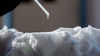 Bir adam iki baloncuk yapıyor ve ikisi de patladı..