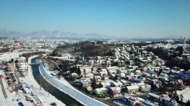 それはセルジェの町で美しく 寒い冬の日です 地域の大部分と家の屋根をカバーしています 航空写真 — ストック動画