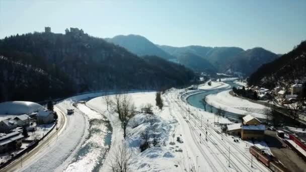 雪はセルジェの美しい町にあります 冬の時間だ天気はとても寒いです 航空写真 — ストック動画