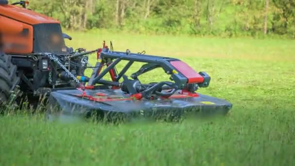 Een Tractor Rijdt Een Groot Grasveld Het Gras Snijden Met — Stockvideo