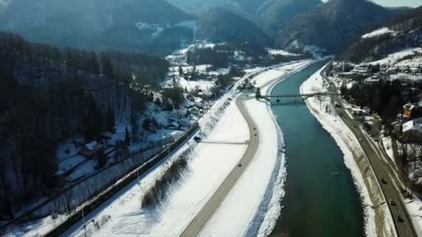 数台の車がサヴィーニャ川の隣の田舎道を走っている 冬の時間だ航空写真 — ストック動画