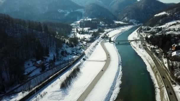 Quelques Voitures Circulent Sur Une Route Campagne Côté Une Rivière — Video