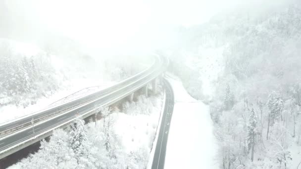 霧の多い冬の日 高速道路以外は晴れているので あちこちに雪が降っている — ストック動画