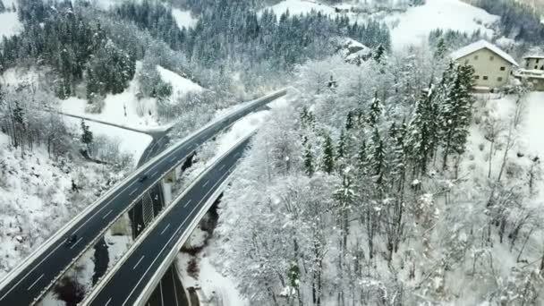 Två Motorvägar Som Leder Till Båda Riktningarna Det Kall Vinterdag — Stockvideo