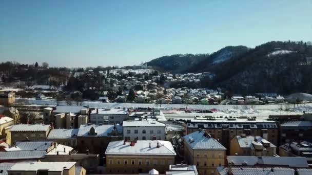 スロベニアの小さな町で冬の時間です あちこちに雪が積もっている 航空写真 — ストック動画